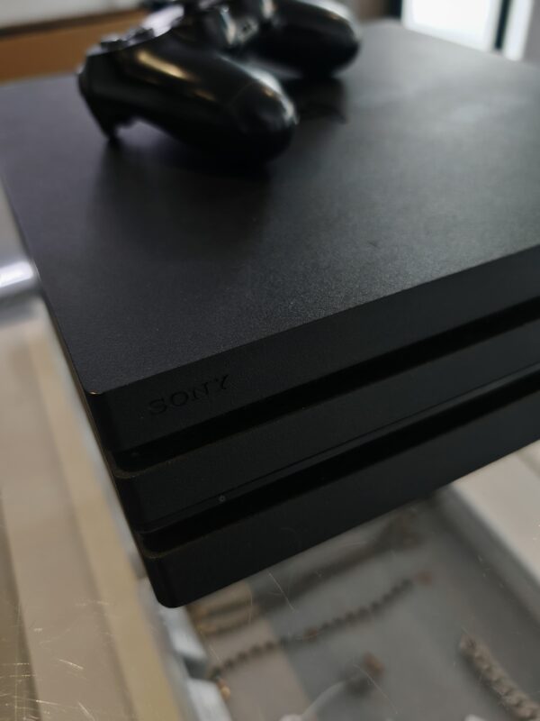 PLAYSTATION 4 PRO 1TB - Slika 2