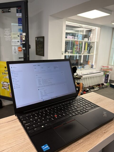 LENOVO THINKPAD E15 - Slika 3