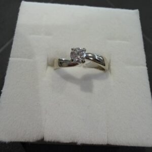 ZLATNI PRSTEN 18K 2,7G BRI CCA 0,25CT